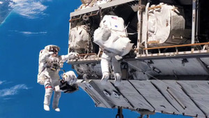 NASA hủy chuyến đi bộ ngoài không gian lịch sử của nhóm phi hành gia toàn nữ với lý do 'trên trời'