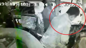 Clip: Tài xế xe buýt lên cơn co giật, khách nam nhanh trí cứu nguy như phim hành động