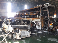 Nhiều ô tô bị thiêu rụi trong garage ở Bình Dương