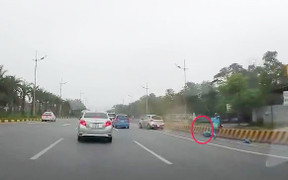 Đang quét rác trên đường, nữ công nhân môi trường bị ô tô tông bất tỉnh