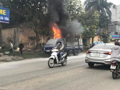 Thùng xe tải bốc cháy dữ dội giữa phố Hà Nội