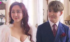 Hoa hậu 43 tuổi hạnh phúc bên chồng kém 18 tuổi và con gái đầu lòng