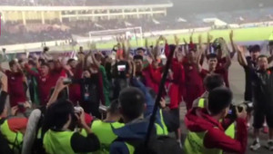 Clip: U23 Việt Nam ăn mừng kiểu Viking, tri ân tới CĐV Việt