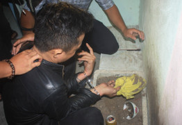 Con nghiện ở Đà Nẵng chôn 6 bịch ma túy trong thùng xốp trồng rau