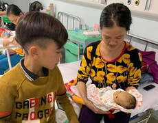 Bé trai 13 tuổi đạp xe từ Sơn La xuống Hà Nội thăm em ở bệnh viện