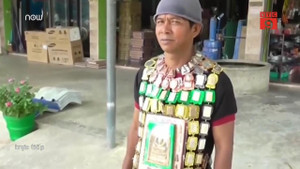 Đeo hàng chục mặt Phật ra đường cho may mắn