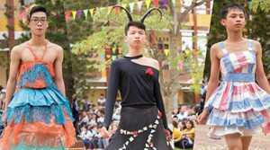 Dàn nam sinh Hải Dương giả gái trình diễn thời trang gây bão mạng