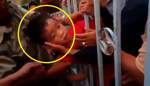 Clip: Người lớn 'vắt não' tìm cách cứu bé trai kẹt đầu vào cổng sắt và cái kết bất ngờ