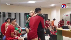 Clip: Thầy Park xúc động ôm cảm ơn từng học trò sau chiến thắng