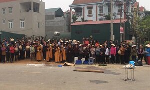 Video: Camera ghi lại khoảnh khắc kinh hoàng xe khách cuốn phăng đoàn người đưa tang ở Vĩnh Phúc