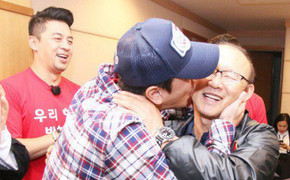 Video: Sao Hàn Quốc vào phòng họp báo ôm hôn chúc mừng HLV Park Hang Seo sau chiến thắng U23 Thái Lan