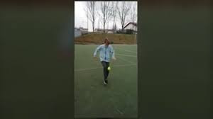 Clip: Cậu bé 13 tuổi tâng bóng tennis 198 lần, ăn đứt Messi