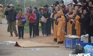 Nhân chứng vụ tai nạn thảm khốc ở Vĩnh Phúc: Hai con tôi cầm tay nhau nhảy xuống ruộng thoát thân