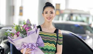 Hoa hậu Hoàn vũ Riyo Mori rạng rỡ tại sân bay Nội Bài