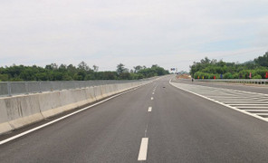 Người đàn ông chết bất thường dọc hành lang cao tốc Đà Nẵng – Quảng Ngãi