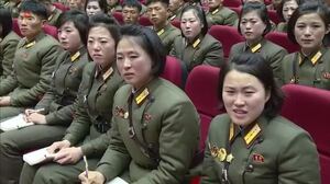 Ông Kim Jong-un phát biểu trên bục, ở dưới nhiều sỹ quan Triều Tiên bật khóc