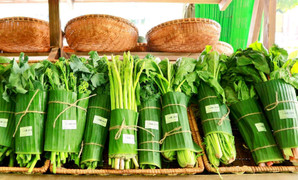 Cửa hàng, siêu thị khắp nơi hưởng ứng gói rau củ bằng lá chuối khiến khách hàng thích thú