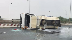 Xe bồn nổ lốp rồi lật nghiêng, hơn 100 lít dầu hỏa tràn ra Đại lộ Thăng Long