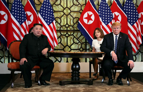 Tổng thống Trump trao cho Chủ tịch Kim văn bản kêu gọi chuyển vũ khí sang Mỹ