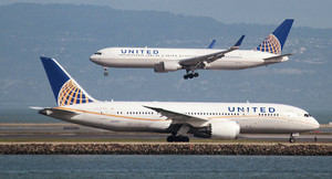 Máy bay United Airlines hạ cánh khẩn cấp do mùi lạ
