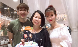 Vợ chồng Khởi My - Kelvin Khánh hạnh phúc tổ chức sinh nhật cho mẹ