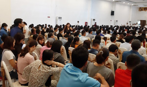 Hàng nghìn người vây trụ sở đòi sổ đỏ, bên bán buộc phải cam kết đảm bảo quyền lợi khách hàng