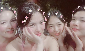 Giữa tin đồn ly hôn, Song Hye Kyo xinh đẹp, vui vẻ bên người bị nghi là tình nhân Song Joong Ki