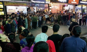 Bé 3 tuổi ngã từ ô thoáng trong phòng vệ sinh chung cư xuống đất thiệt mạng