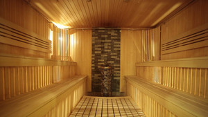 Tội phạm trốn nã thảnh thơi đi tắm hơi, vô tình chạm mặt cảnh sát và bị tóm sống