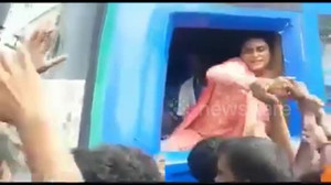 Bắt tay cử tri, nữ chính trị gia Ấn Độ bị 'cuỗm' luôn nhẫn