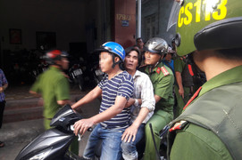 Ảnh: Vây bắt con nghiện tấn công công an, cầm dao cố thủ trên nóc nhà