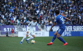 Video: Fan hò reo, gọi tên Công Phượng ngay cả khi sút bóng ra ngoài