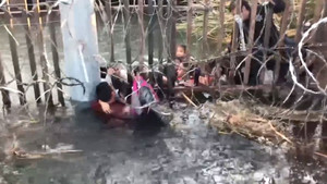 Video: Cận cảnh người di cư đào lỗ, chui hàng rào thép gai vượt biên vào Mỹ