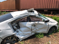 Ô tô bị tàu hỏa húc văng ở Quảng Nam, 3 người trọng thương