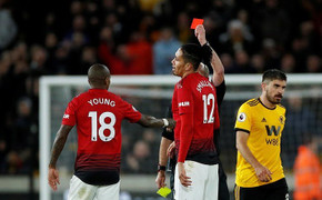 Young bị đuổi, Smalling phản lưới, MU gặp khó trong cuộc chiến top 4