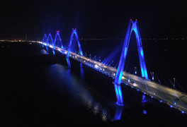 Cầu Nhật Tân được thắp đèn màu xanh để gửi thông điệp về người tự kỷ nhìn từ flycam