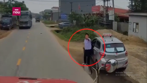 Tài xế taxi chặn đầu, rút ống tuýp đòi 'ăn thua' với tài xế container vì không cho vượt