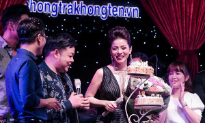 Lệ Quyên xúc động khi mừng sinh nhật tuổi 38 cùng bạn bè