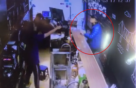 Clip: Đổi tiền lẻ không được, nam thanh niên cầm gạch ném tới tấp hai nhân viên nữ