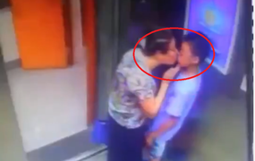 Clip: Cậu bé bị cụ bà 60 tuổi cưỡng hôn trong thang máy