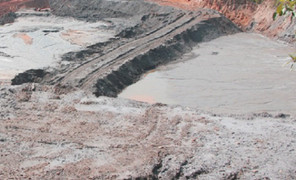 Đi mót quặng, một phụ nữ sụp trong vũng bùn thải thiệt mạng