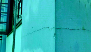 Trường mầm non mới bàn giao đã nứt ngang nẻ dọc