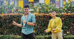 Video: Trọng Hiếu và Hồ Văn Cường gây bất ngờ khi song ca 'Còn thương rau đắng mọc sau hè'