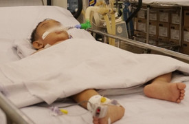 Video: Y tá rửa ruột bằng nước sôi, bé 10 tháng tuổi suýt thiệt mạng