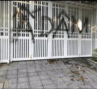 Nhà ông Nguyễn Hữu Linh thuê người đến dọn rác và sơn lại cổng