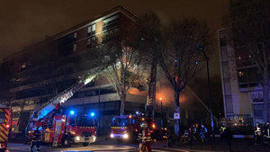 Video: Nổ lớn, hoả hoạn thiêu rụi một toà nhà giữa Thủ đô Paris trong đêm