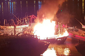 Điều động 5 xe cứu hỏa, 40 chiến sĩ cứu tàu cá bốc cháy dữ dội lúc rạng sáng