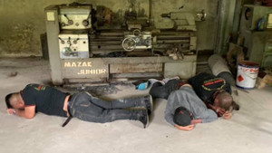 Clip: Đi đòi nợ thuê, 3 người bị con nợ hành hung, phải quỳ lậy xin tha