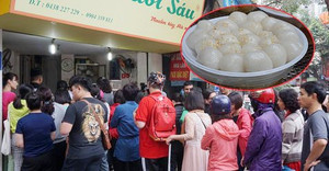 Ảnh: Người Hà Nội xếp hàng mua bánh trôi, bánh chay ngày Tết Hàn thực