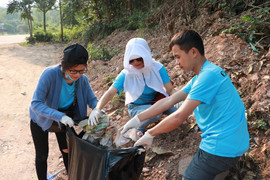 Hơn 30 phóng viên nhặt rác làm sạch di sản thế giới ở Huế, hưởng ứng chiến dịch 'Chủ Nhật Xanh'